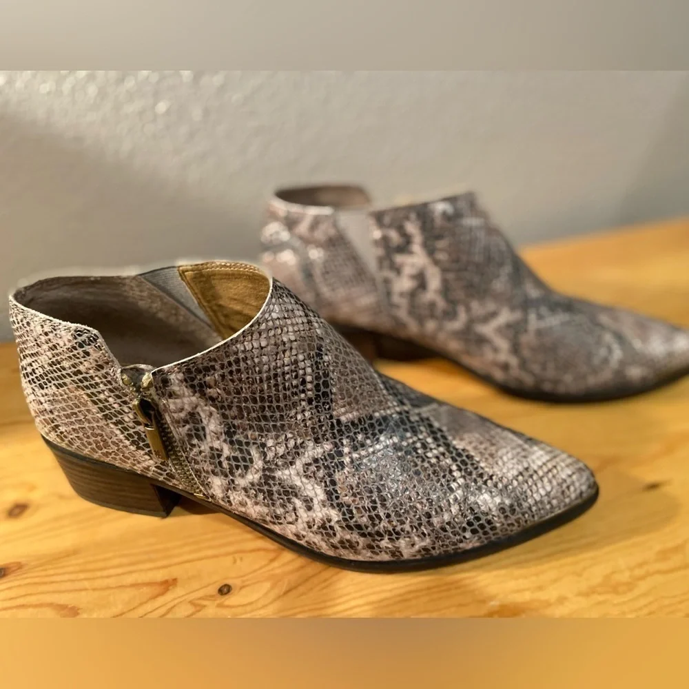Lucky Brand~Neutral~Snakeskin Print~Pointed Toe~Block Heel~Ankle Booties~Size 10